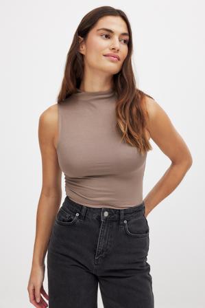 NA-KD Basic Soft Line Funnel Neck Top - Vardagstoppar - Brun - XS (EU 32)