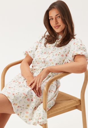 VERO MODA Vmjosie 2/4 SHORT VOLUME DRESS Birch AOP:Flower Klær