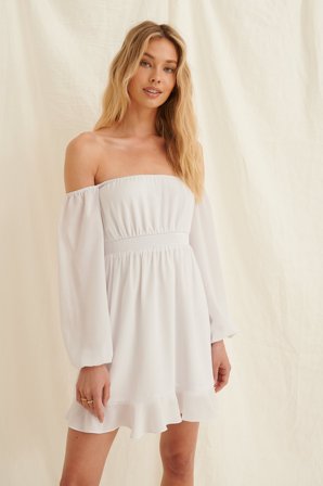 Pamela x NA-KD Reborn Off Shoulder Smocked Recycled Mini Dress - Kjoler med smock - Hvid - EU 36