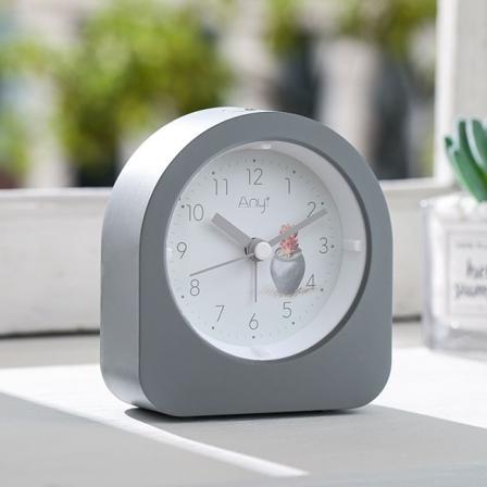 Vekkerklokke 3 Tommers VekkerklokkeBarn Vekkerklokke Analog Skrivebordsklokke Stille Ikke-Tikkende, Bakgrunnsbelysning, Batteridrevet for Soverom Barn