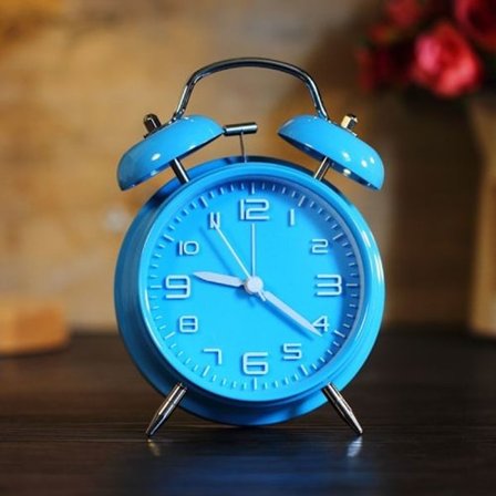 4 tuuman makuuhuoneen yöpöydän kolmiulotteinen digitaalinen hiljainen herätyskello valolla (