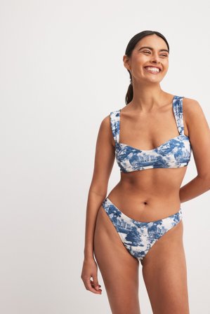 Chloe Rose x NA-KD Bikini-Höschen mit hoher Taille und Print - Bikinis - Blau - S