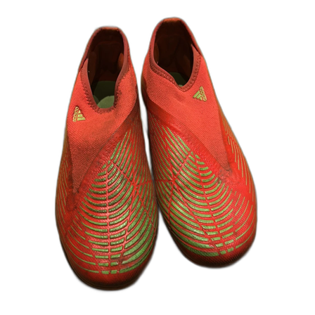 Röda adidas fotbollsskor med gröna detaljer