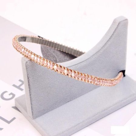 Smuk diadem med broderede rhinsten i flere farver af perler