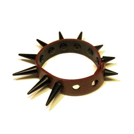 Brun armband med svarta gummi nitar