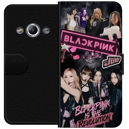 Kompatibel Tegnebogsetui til Samsung Galaxy Xcover 3 BLACKPINK kollage med scenebilleder, krone, lysestænger og teksten Blackpink Is The Revolution i