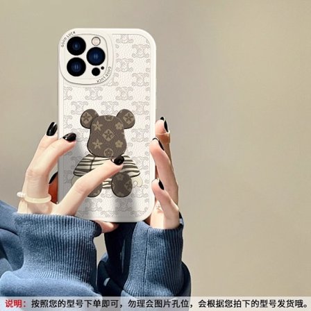 Fodral för iPhone16 Antikvit bakgrund Våldsamma Björn målad lammskinn