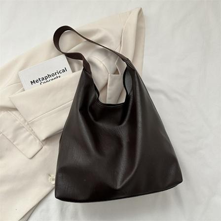 Länsimainen laukku Tote Bag Naiset 2023 Uusi muoti Yksivärinen Tekstuuri Olkalaukku Vuoden suosittu kainalolaukku Brown