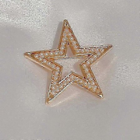 Brosje med perler og krystaller for formell damebekledning