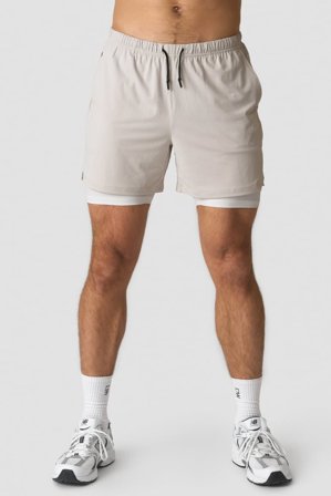 ICANIWILL - Stride 2-in-1 Shorts Light Dusty Beige- Shorts - Heren - sportkleding van ICIW