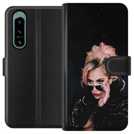 Yhteensopiva Lompakkokotelo Sony Xperia 5 IV Lady Gagan muotokuva aurinkolaseilla ja dramaattisella meikillä tummassa glamuurityylissä
