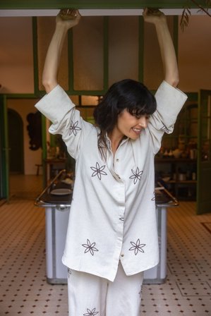 NA-KD - Oversized skjorte med blomsterdetaljer - Skjorter - Beige - EU 38