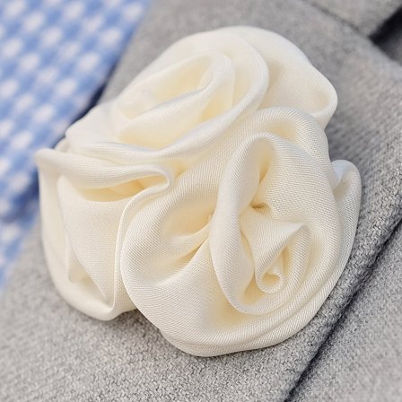 Creme Reversbloem in Roosvorm voor mannen - Bloemen reversspelden