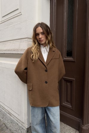 NA-KD Oversized kort kappa i ullblandning med ärmedetalj - Vårjackor - Brun - EU 32