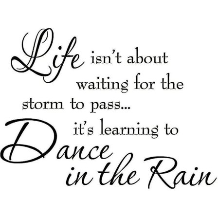 Livet handlar inte om att vänta på att stormen ska passera dess lära sig att dansa i regnet Vinylväggdekaler inspirerande citat