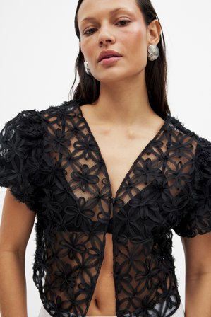 NA-KD Blus i chiffong med puffärmar och blommor - Blusar - Svart - EU 42