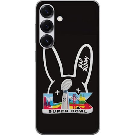 Kompatibel Mobilcover til Samsung Galaxy S25 Bad Bunny portræt med åben skjorte, tatoveringer og krøllet hår i stilfuld modefotografering