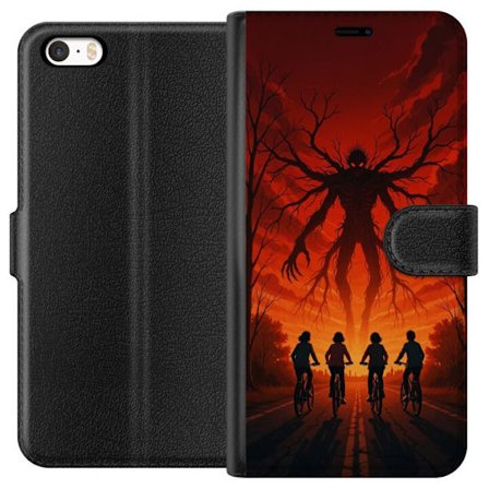 Kompatibelt Plånboksfodral till Apple Apple iPhone 5 Mörk Stranger Things-inspirerad skräckillustration med röd himmel, monsterfigur och cyklande