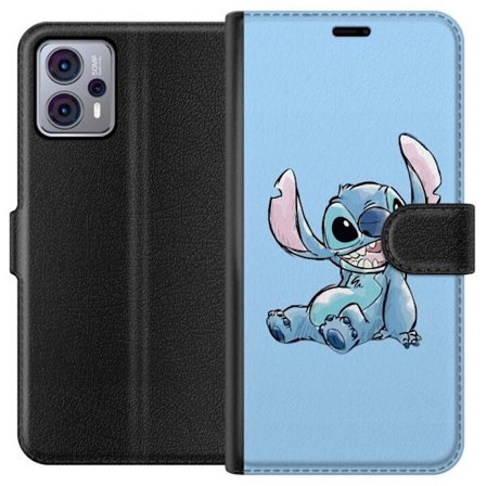 Kompatibelt Lommeboketui til Motorola Moto G23 Håndtegnet illustrasjon av sittende Stitch mot lysblå ensfarget bakgrunn