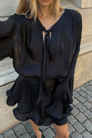 Shpresa x NA-KD - Minikjole med volanger og rysjer i livet - Kjole med rynkete effekt - Svart - EU 40