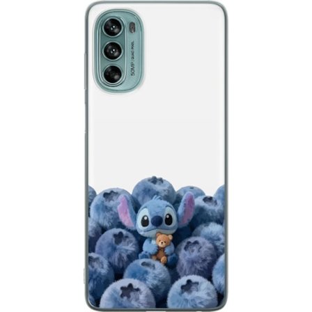 Kompatibelt Mobildeksel til Motorola Motorola Moto G62 5G Søt blå karakter blant blåbær med bamse i mykt og lekent illustrasjon