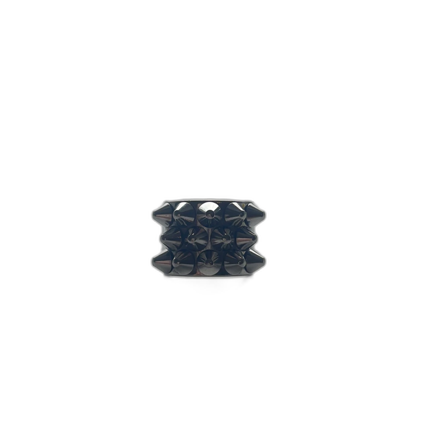 Silvrig ring med nitar, från Edblad.