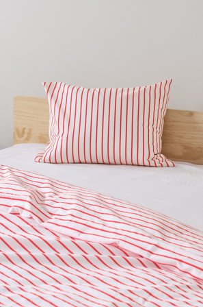 Jotex - Putetrekk Økologisk Hvit/tomatrød - SIMA - Kjøp Putevar hos Jotex