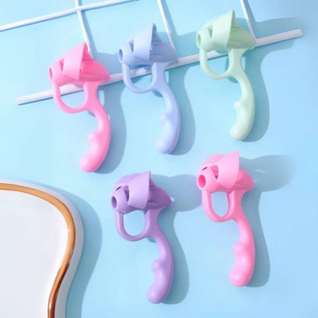 2 børneblyantsgreb, der bruges til at korrigere børns skrivestilling og træning af fingerpositionering.