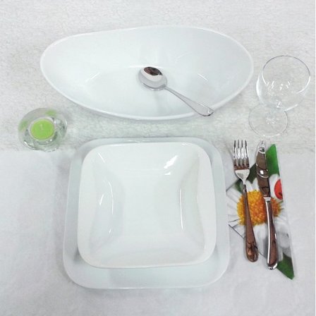 Spisestel i porcelæn - Tallerken, runde tallerkener og en skål - VM21 - 9 stk.