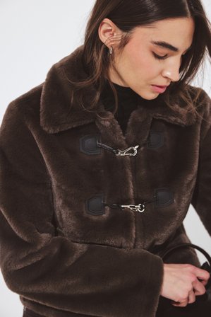 Jourdan Sloane x NA-KD kurze Faux-Fur-Jacke mit Knöpfen - Kunstpelz Jacken & Mäntel - Braun - EU 40