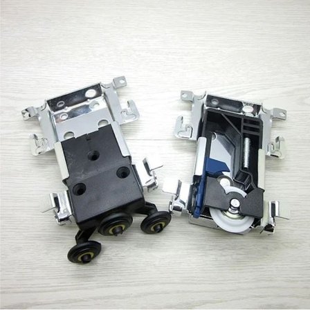 Gammel garderobe, skydedørshjul, A