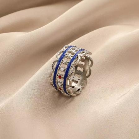 Enastående Ring Utskurna Mönster Med Blå Eller Röd Detalj Stål Silver One Size