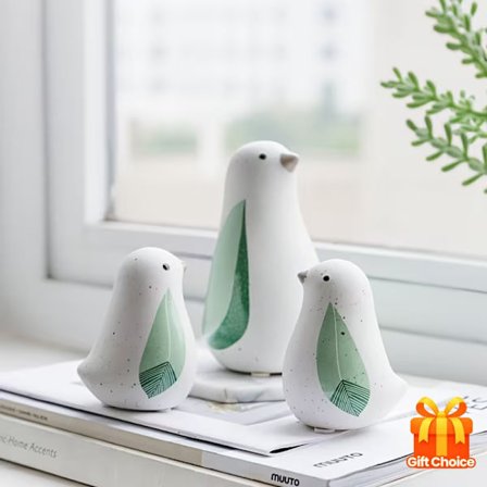 Et sæt med 3 moderne minimalistiske kreative keramiske fugleskulpturer, velegnet til et børneværelse.
