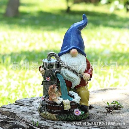 Soldrevet harpiksskulptur hagestatue, valp som pumper vann (venstre)