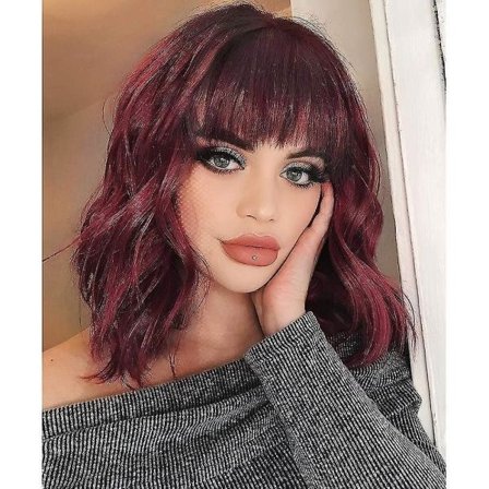 Syntetisk krøllete parykk med pannelugg, kort bølgete hår parykk, vinrød farge skulderlang parykk for kvinner