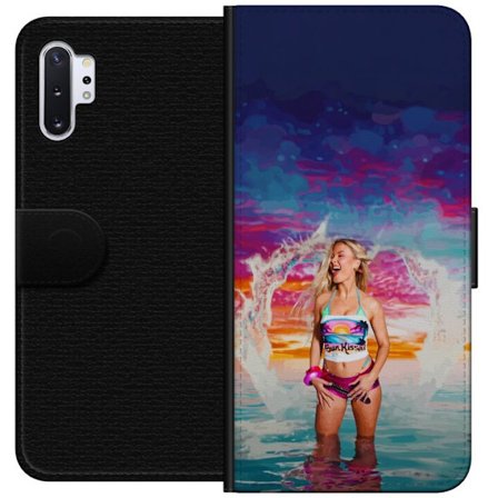 Kompatibel Tegnebogsetui til Samsung Galaxy Note10+ Blond kvinde i farverigt strandtøj, der leger i havet ved solnedgang