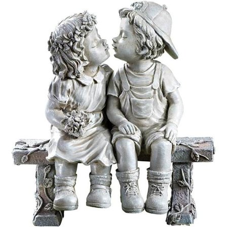 Første kyss, Puppy Love, Skulptur av et par som kysser i hagen