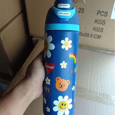 Denne nye bærbare 24oz FreeSip termokande er stilfuld og velegnet til sport, fitness, udendørs aktiviteter og rejser.