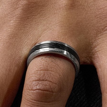 Fortis | Bague en acier Damas et titane de couleur noire à double liseré argenté - 7 mm pour hommes - Bagues en acier - pour Hommes - Lucleon