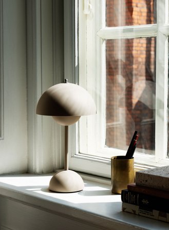 Flowerpot VP9 oppladbar bordlampe eksklusiv - matt beige