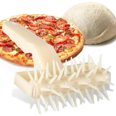 Piikkirulla, auttaa kypsentämään ohutpohjaisia pizzoja tasaisesti ja estää