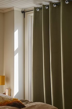 Jotex - Mörkläggningsgardin Med Öljetter - 1 Längd Khakigrön KYLIE - Köp Mörkläggningsgardiner hos Jotex