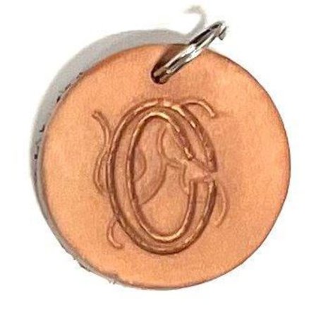 Handgjort hänge med bokstav av tärnsjö läder