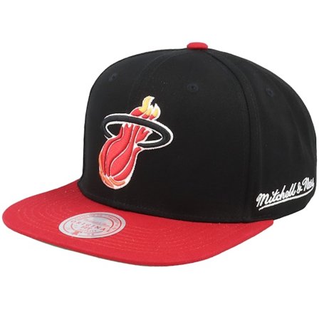 Mitchell & Ness - NBA Zwart snapback Cap - Miami Heat Back In Action Black/Red Snapback @ Hatstore