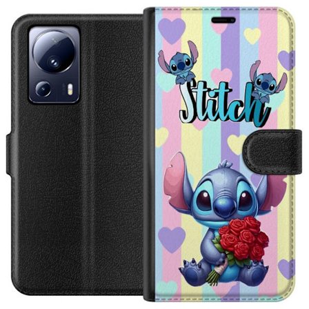 Kompatibel Tegnebogsetui til Xiaomi 13 Lite Romantisk illustration af Stitch der holder røde roser mod stribet baggrund