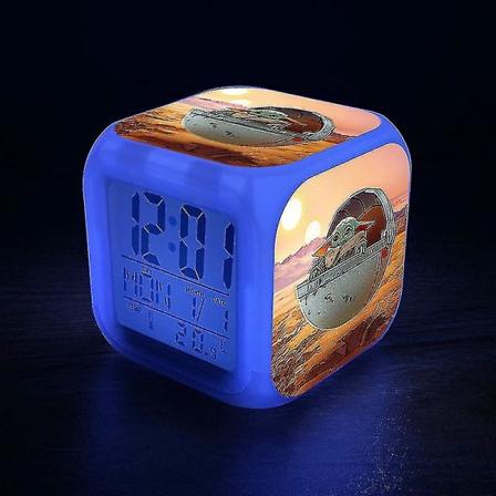 Yoda färgglad väckarklocka tecknad söt digital klocka LED färg väckarklocka A
