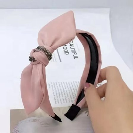 Vackert sött diadem med rosett och strass i flera färger