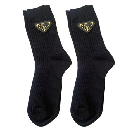 1Par Ins Style Triangel Etikett Svart Vit L?nga strumpor Enkel Le A2