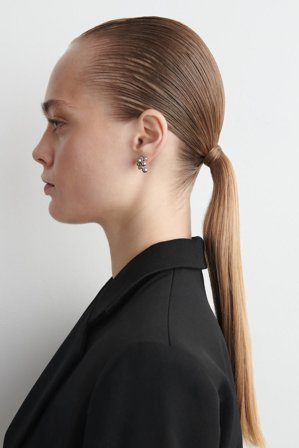 COS Asymetryczne Kolczyki Sztyfty Z Kaskadą Kul in Srebrny