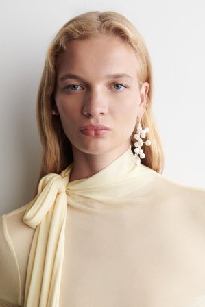 COS Damen Ungleiche Ohrringe Mit Süsswasserperlen - Weiss